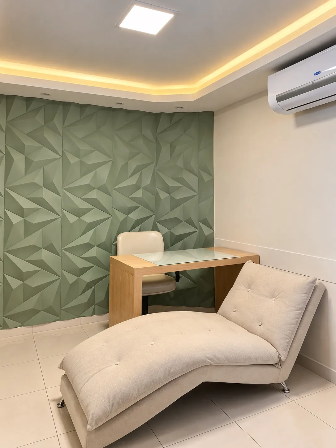 Sala de atendimento com parede verde texturizada e divã