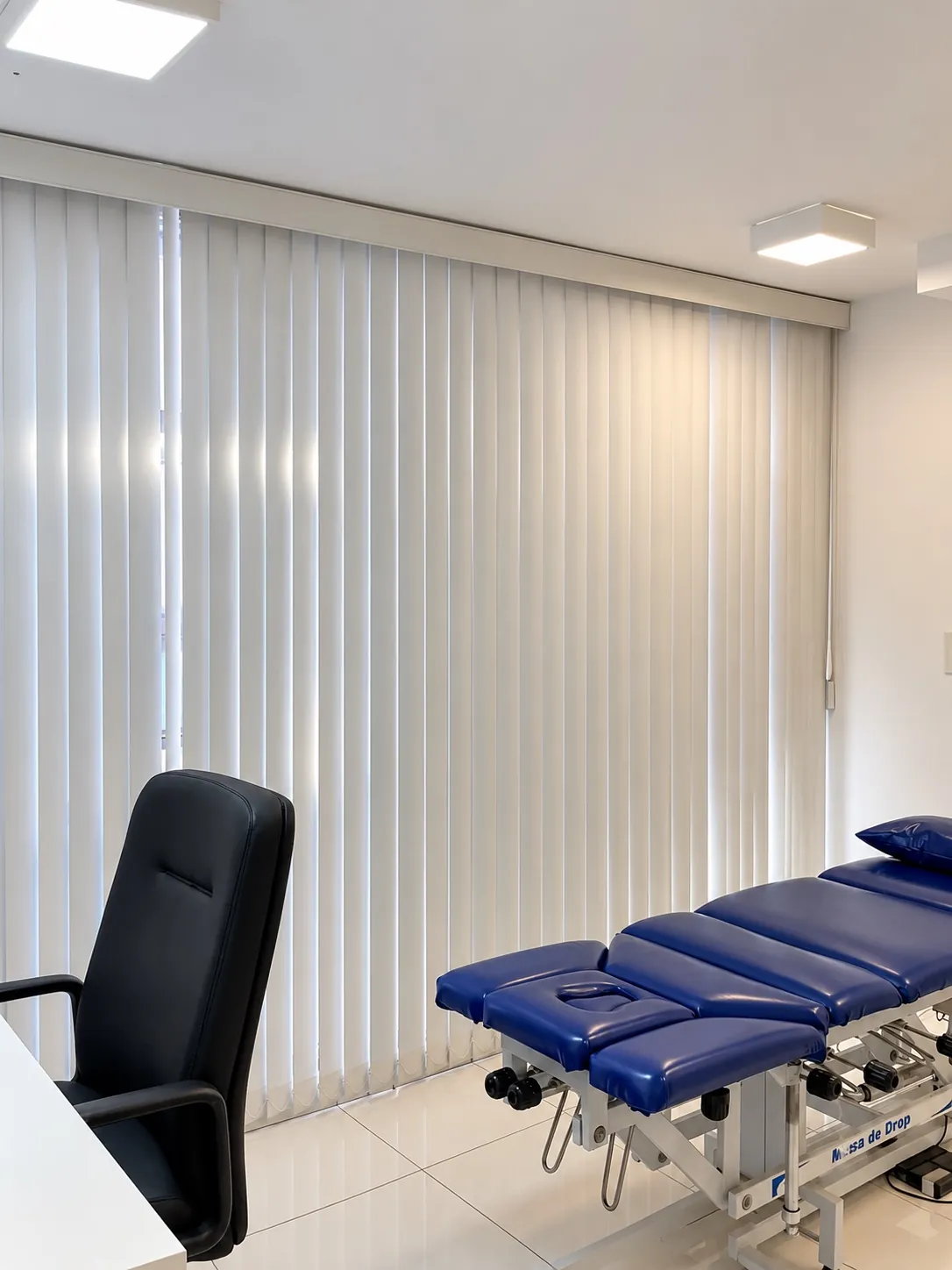 Sala de quiropraxia com mesa de tratamento azul